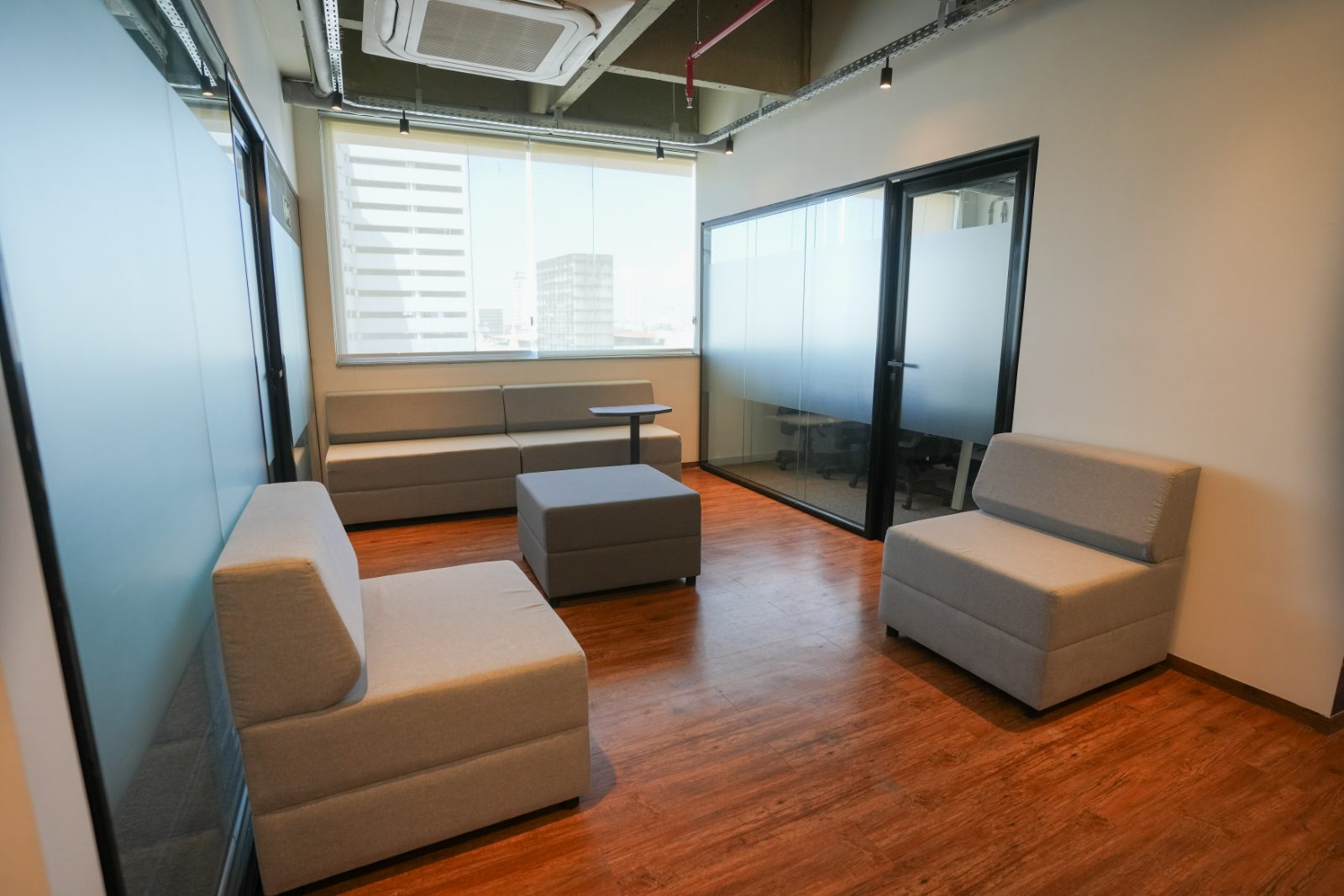 Lounge de convivência com sofás